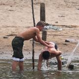 Nordkoreaner helfen sich beim Waschen