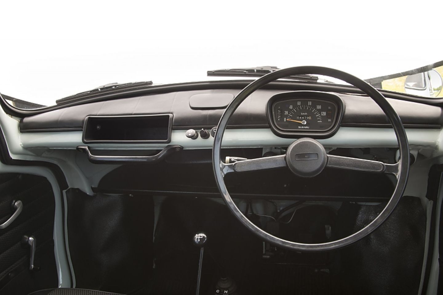 Der spartanische Innenraum des Subaru 360