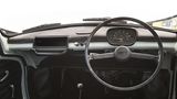 Der spartanische Innenraum des Subaru 360