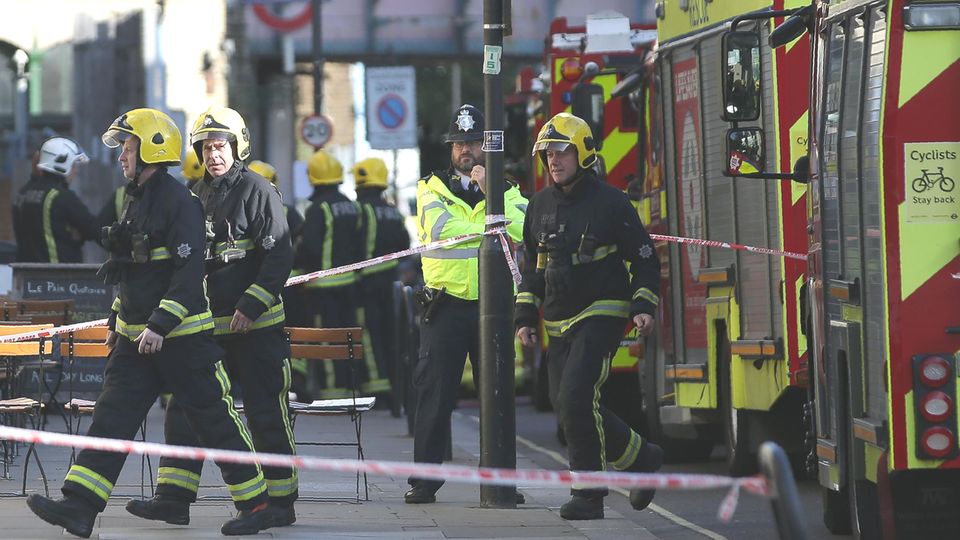Großeinsatz von Polizei und Rettungskräften an der U-Bahn-Station Parsons Green in London
