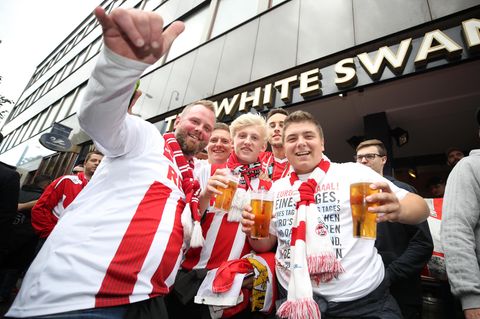 Zunächst wurde friedlich gefeiert, doch rund um den Anpfiff sorgten die Kölner Fans in London für Chaos
