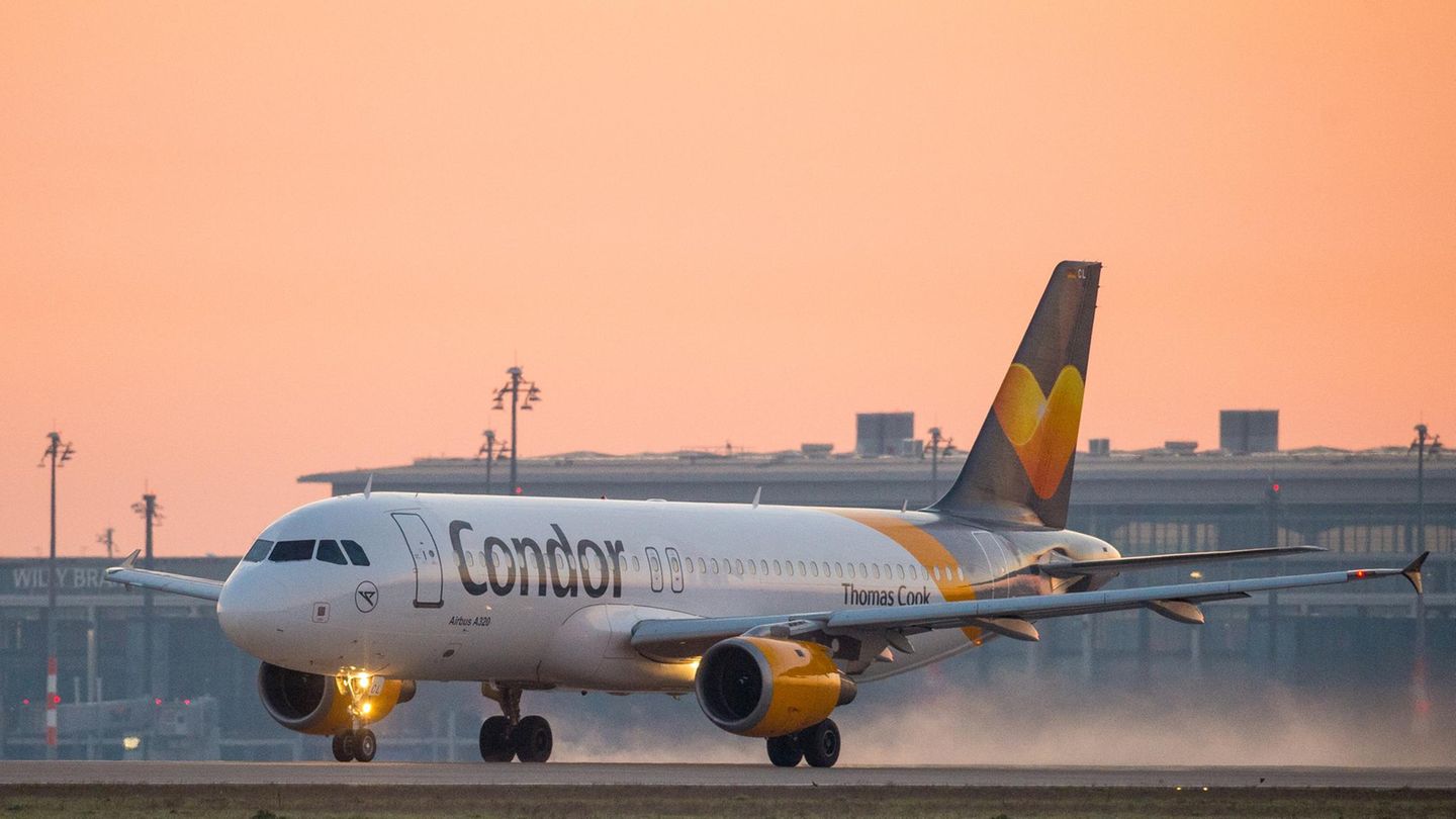 Ein Airbus der Fluggesellschaft Condor startet vom Berliner Flughafen