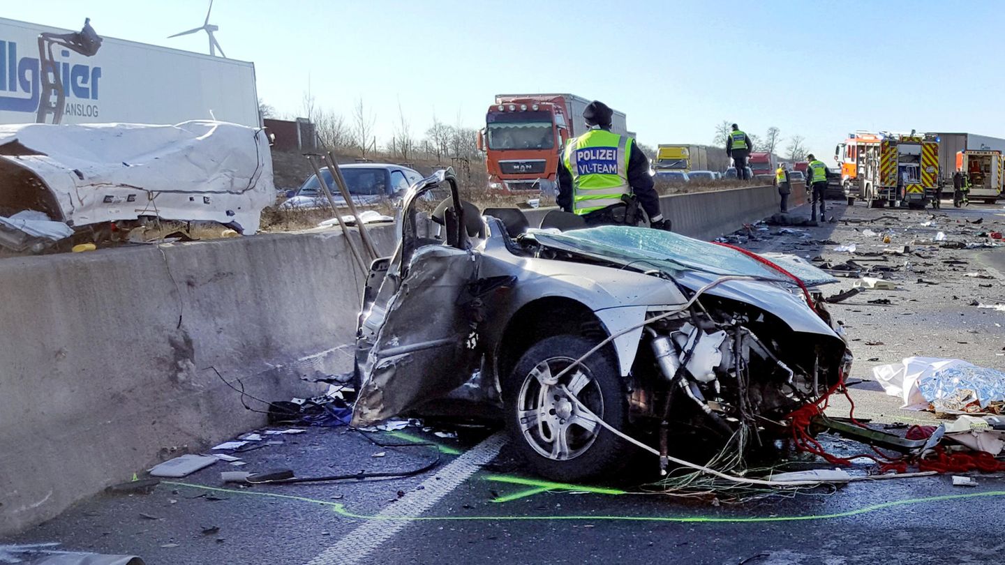 Das Auto des Falschfahrers wurde regelrecht zerfetzt, von einem "Trümmerfeld" sprach die Polizei