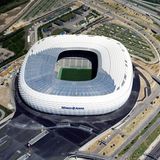München mit der Allianz-Arena (70.000 Plätze)