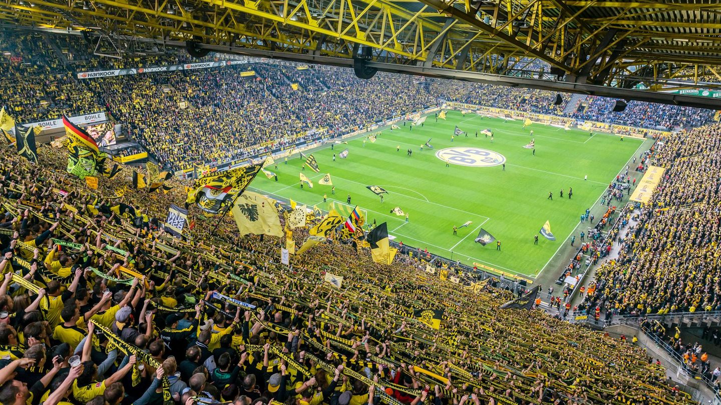 Das größte Deutsche Fußball-Stadion, der Signal-Iduna-Park in Dortmund, mit seinen fast 66.000 Sitzplätzen