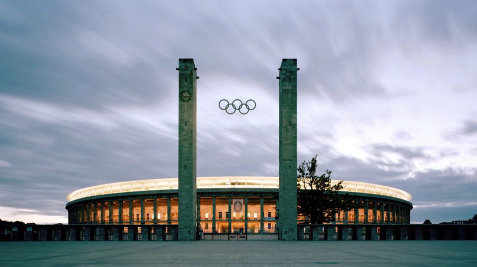 Das Olympiastadion in Berlin (fast 75.000 Plätze) Das Olympiastadion in Berlin (fast 75.000 Plätze)