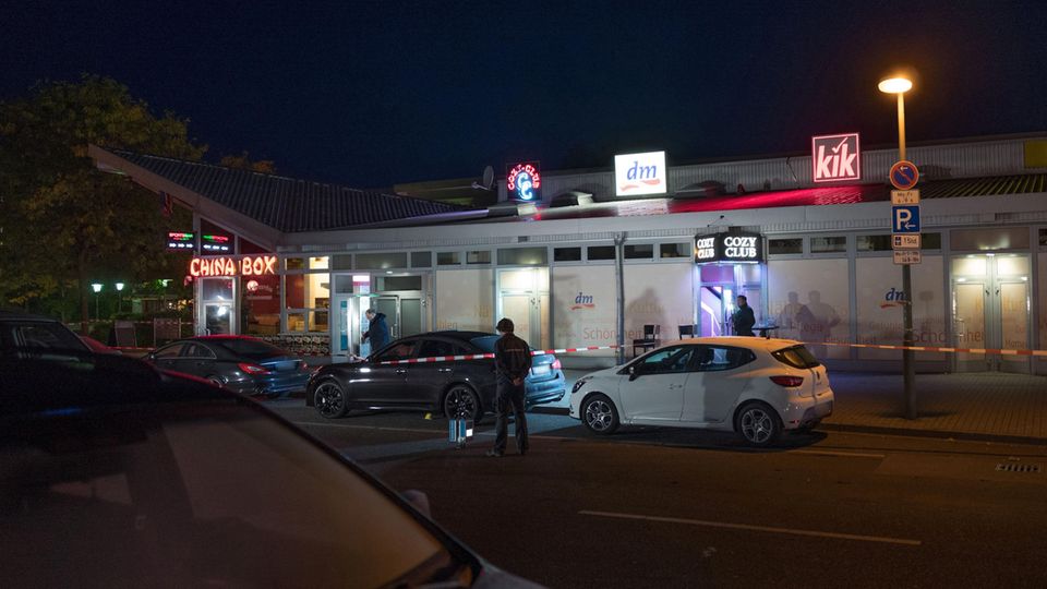 Neu-Hohenschönhausen: Polizeibeamte sichern nach einer Schießerei Spuren vor einer Diskothek am in Berlin-Hohenschönhausen Polizeibeamte sichern nach einer Schießerei Spuren vor einer Diskothek am in Berlin-Hohenschönhausen