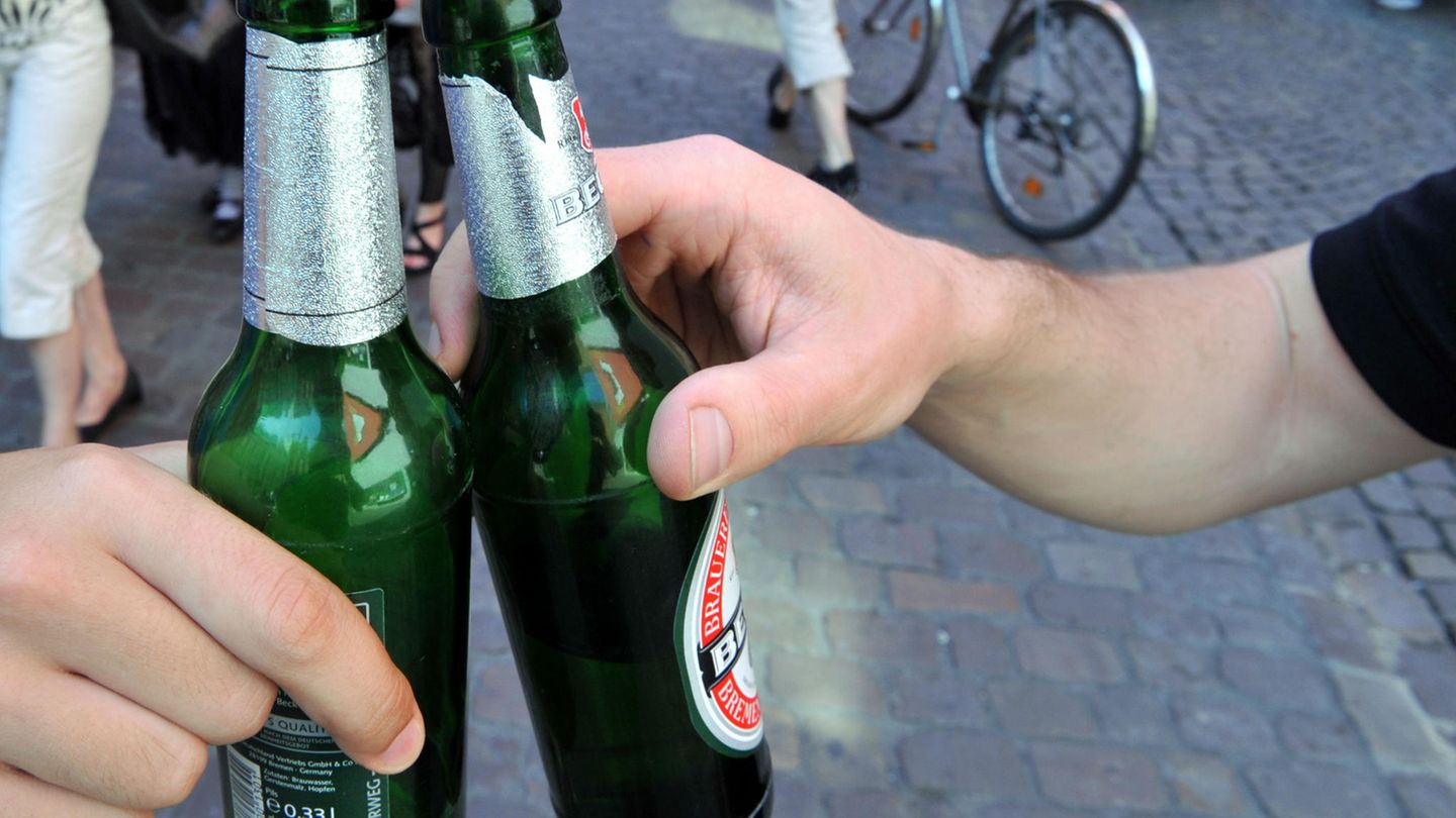 Ein Vater in Rheinland-Pfalz wollte feiern, sich betrinken - und gleichzeitig auf seinen Sohn aufpassen. Das ging schief (Symbolbild).