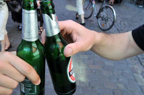 Ein Vater in Rheinland-Pfalz wollte feiern, sich betrinken - und gleichzeitig auf seinen Sohn aufpassen. Das ging schief (Symbolbild).