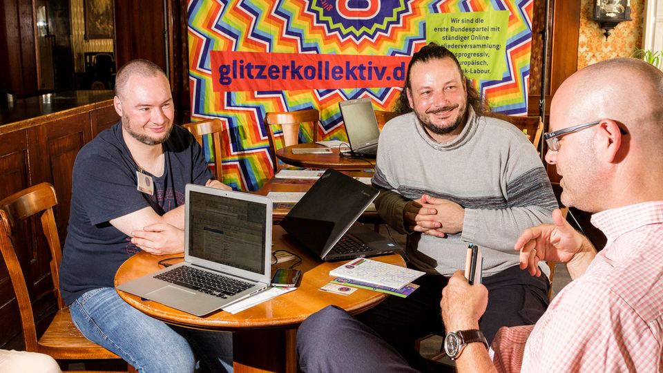 Jan Schrecker (l.) und Jörg Preisendörfer vom "Glitzerkollektiv" im Gespräch mit Jo Roesler (r.) von "Demokratie in Bewegung" Jan Schrecker (l.) und Jörg Preisendörfer vom "Glitzerkollektiv" im Gespräch mit Jo Roesler (r.) von "Demokratie in Bewegung"