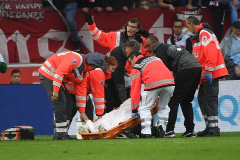 Christian Gentner vom VfB Stuttgart wird nach dem Zusammenprall auf einer Trage abtransportiert