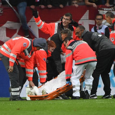 Christian Gentner vom VfB Stuttgart wird nach dem Zusammenprall auf einer Trage abtransportiert