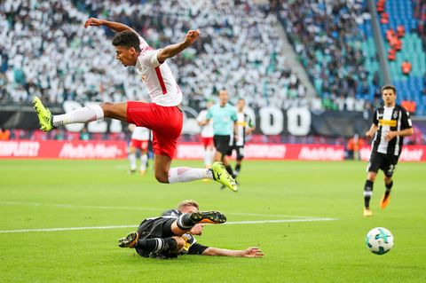 Spieler von RB Leipzig und Borussia Mönchengladbach im Kampf und den Ball in der Bundesliga