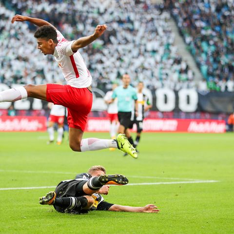 Spieler von RB Leipzig und Borussia Mönchengladbach im Kampf und den Ball in der Bundesliga