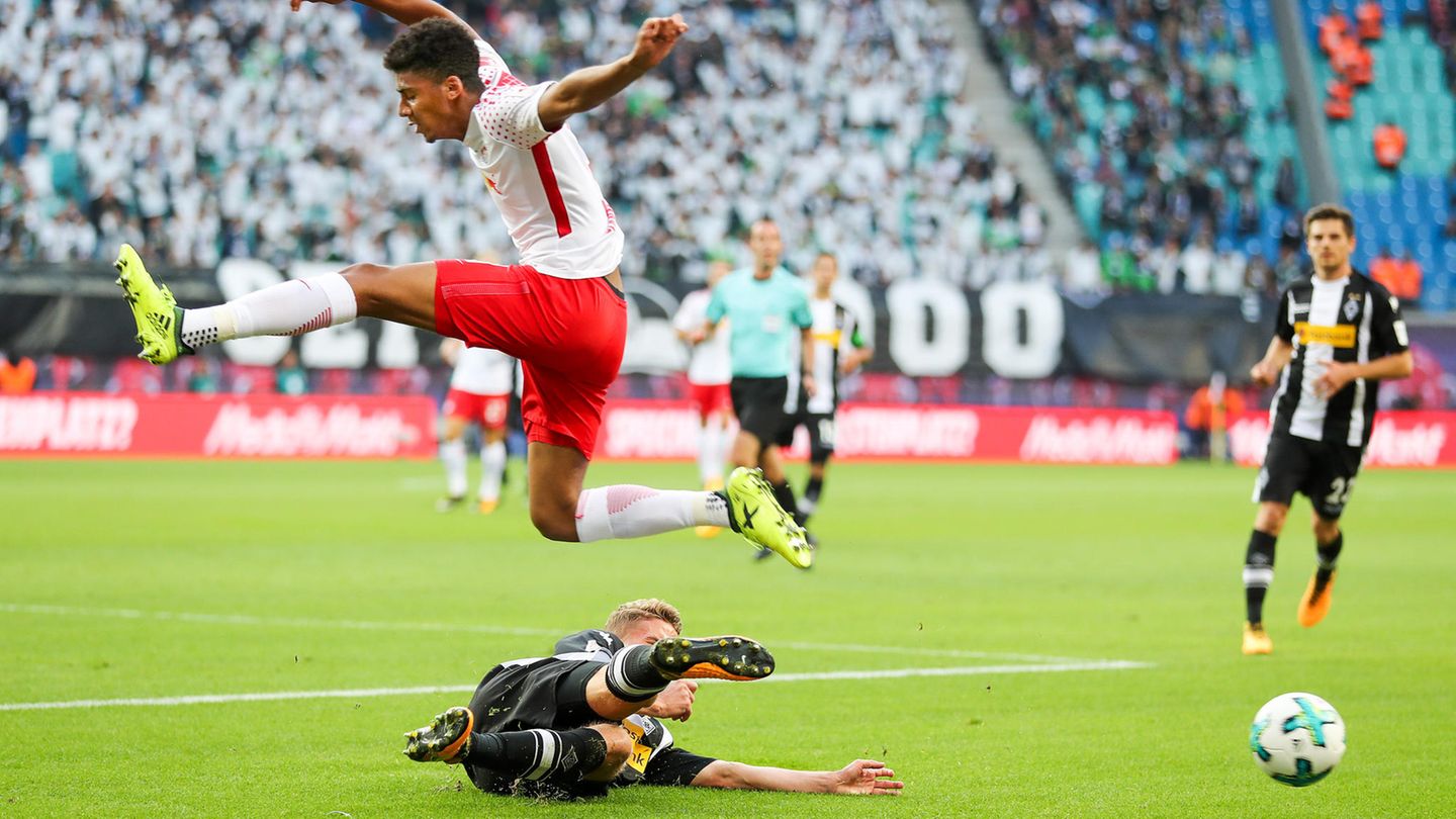 Spieler von RB Leipzig und Borussia Mönchengladbach im Kampf und den Ball in der Bundesliga