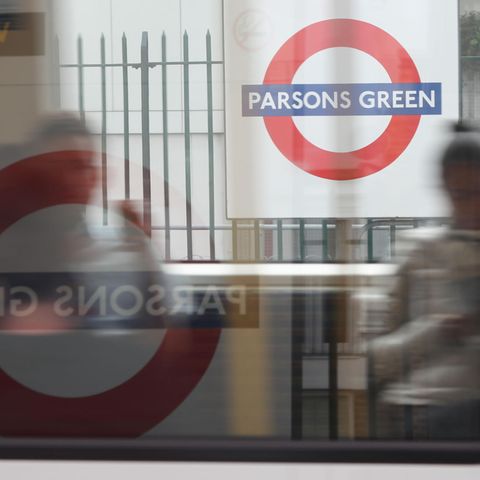 Bei dem Anschlag am Freitag in London war eine selbstgebaute Bombe in einer voll besetzten U-Bahn nahe der oberirdischen Haltestelle Parsons Green explodiert. Inzwischen wurde Parsons Green wieder freigegeben.