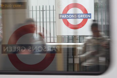 Bei dem Anschlag am Freitag in London war eine selbstgebaute Bombe in einer voll besetzten U-Bahn nahe der oberirdischen Haltestelle Parsons Green explodiert. Inzwischen wurde Parsons Green wieder freigegeben.