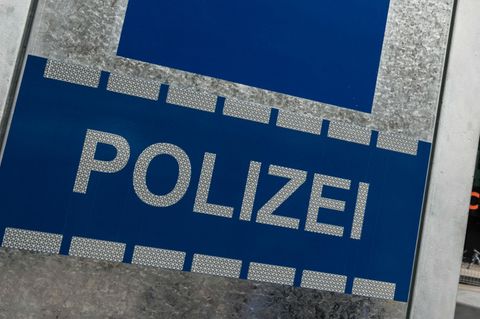 Der Vater erschien mit den beiden Jungen am Samstagnachmittag auf einer Berliner Polizeiwache und erstattete Anzeige (Symbolbild)