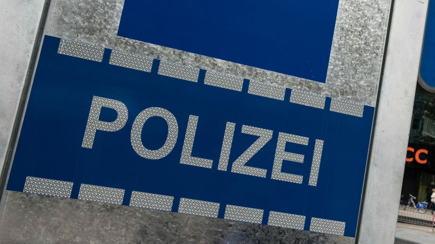 Fremdenfeindliches Motiv?: Der Vater erschien mit den beiden Jungen am Samstagnachmittag auf einer Berliner Polizeiwache und erstattete Anzeige (Symbolbild) Der Vater erschien mit den beiden Jungen am Samstagnachmittag auf einer Berliner Polizeiwache und erstattete Anzeige (Symbolbild)