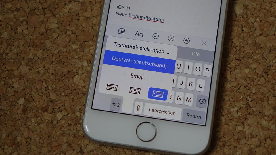 Ein langer Druck auf das Emoji aktiviert die Einhandtastatur