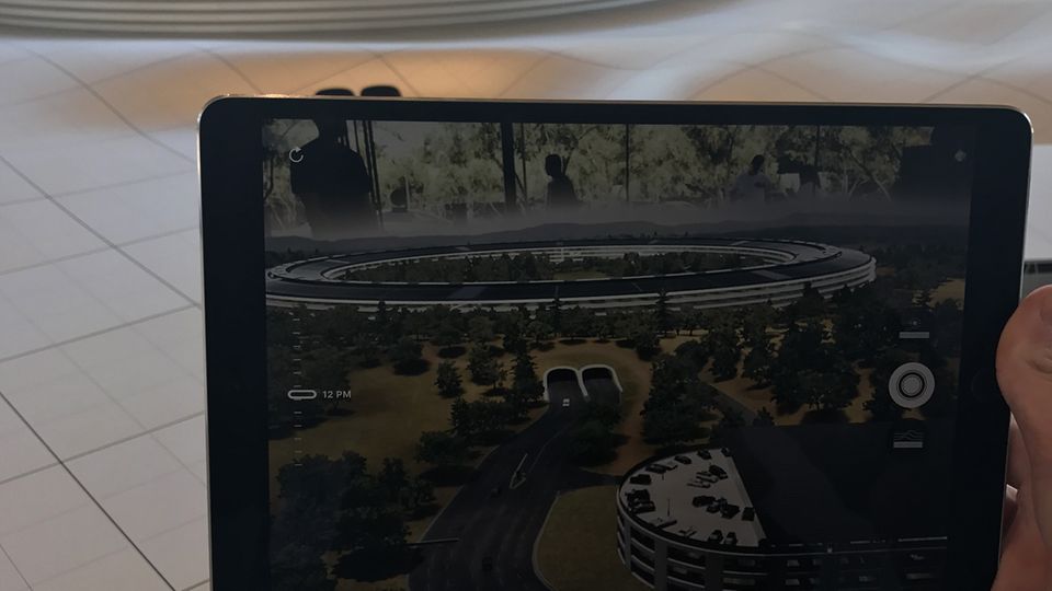 Mit Augmented Reality sind viele kreative Dinge möglich. Apple zeigt im neuen Apple Park etwa ein Modell des neuen Firmengeländes, via AR-App kann man sich das Gelände auf dem iPad ansehen und etwa das Dach des Gebäudes hochziehen.