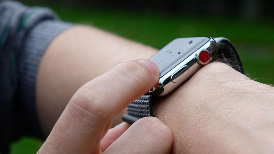 Die rote Krone kennzeichnet das LTE-Modell der Apple Watch Series 3, die ebenfalls wasserdicht ist.