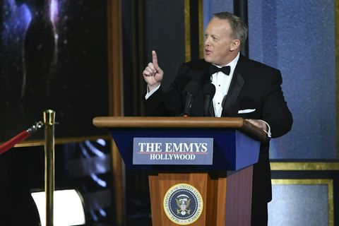 Sean Spicer hinter seinem fahrbaren Publikum auf der Bühne der Emmy-Gala