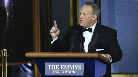 Sean Spicer hinter seinem fahrbaren Publikum auf der Bühne der Emmy-Gala