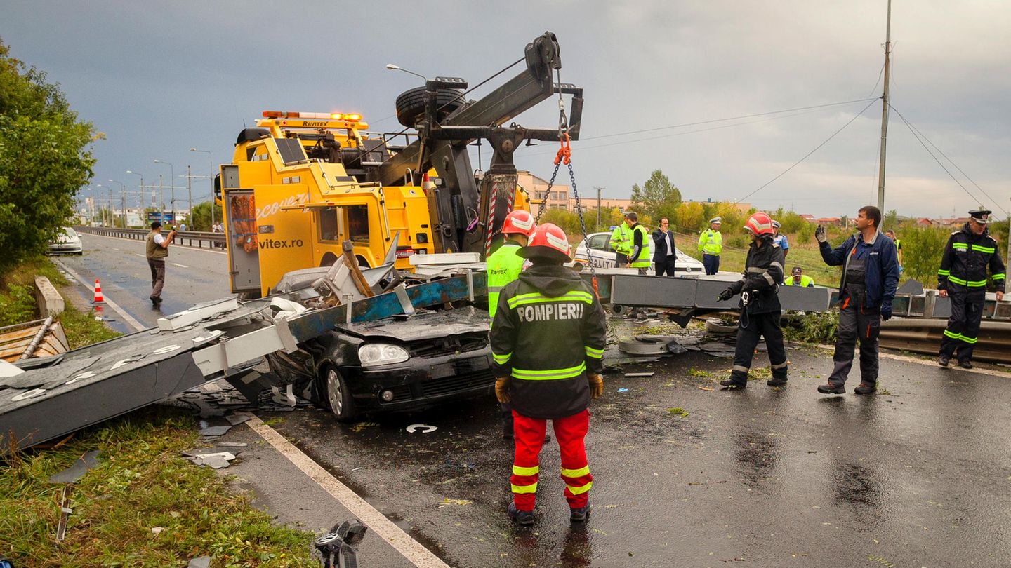 Rettungskräfte sind nach dem Umwetter in Rumänien im Einsatz