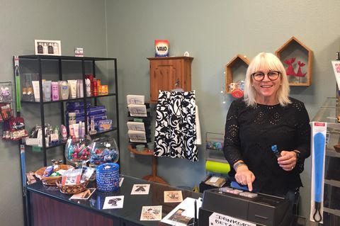 Die Projektleiterin Annette Søby steht in einem Laden im Alzheimer-Dorf in Svendborg