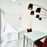 Im Inneren ist zwar nicht viel Platz, doch helle Farben und eine funktionale Einrichtung vergrößern optisch den Container.