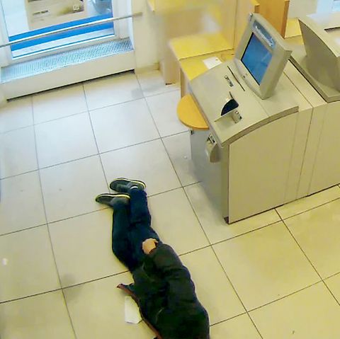 Ein Mann liegt in Essen im Vorraum einer Bank
