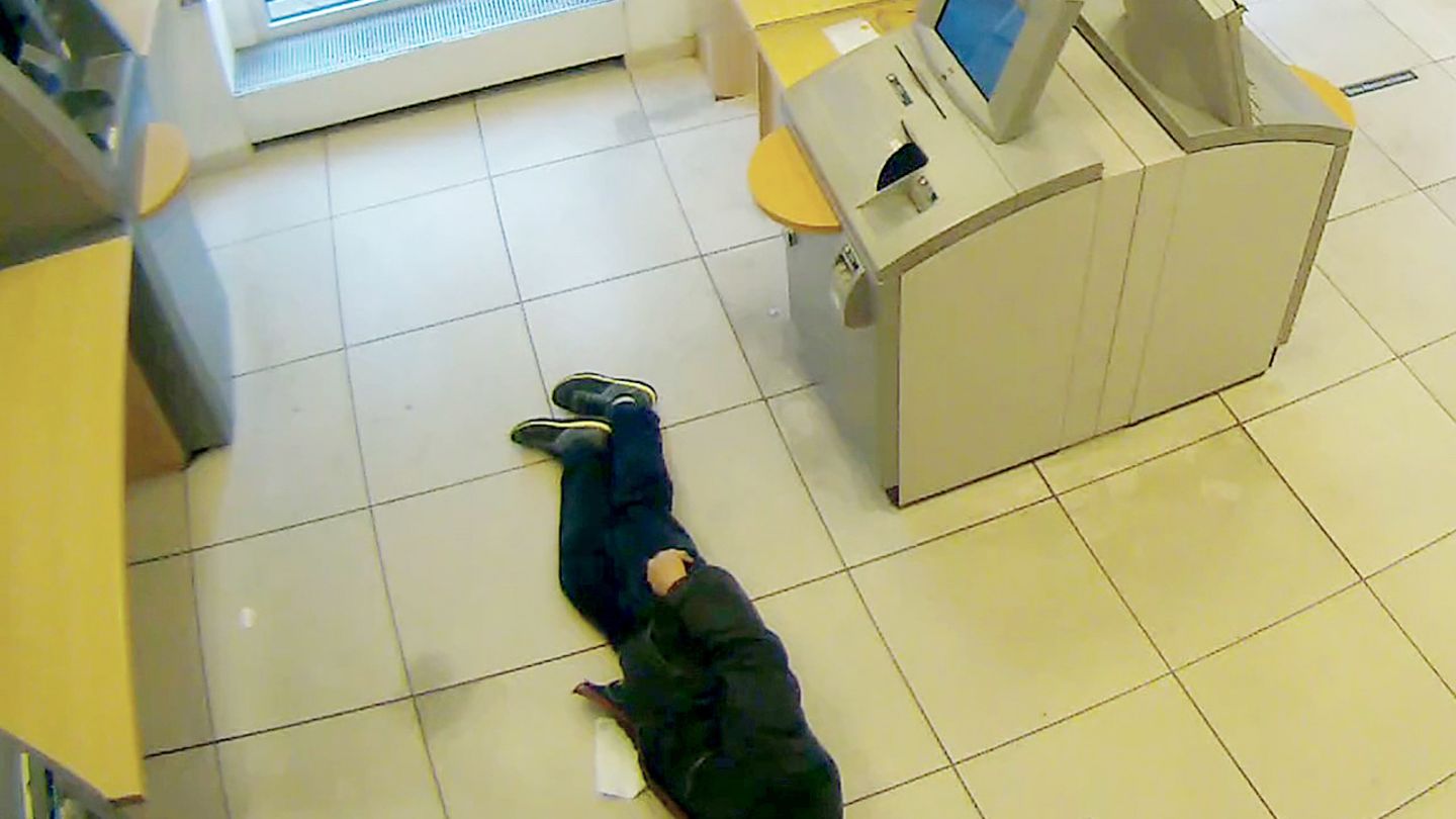Ein Mann liegt in Essen im Vorraum einer Bank