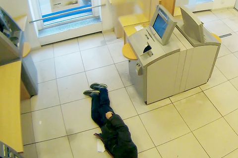 Ein Mann liegt in Essen im Vorraum einer Bank