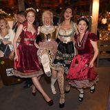 Hölle, Hölle, Hölle? Bei Model Barbara Meier, Fotografin Ellen von Unwerth, Dirndldesignerin Lola Paltinger und Viktoria Lauterbach ging es im Käferzelt feucht-fröhlich zu.