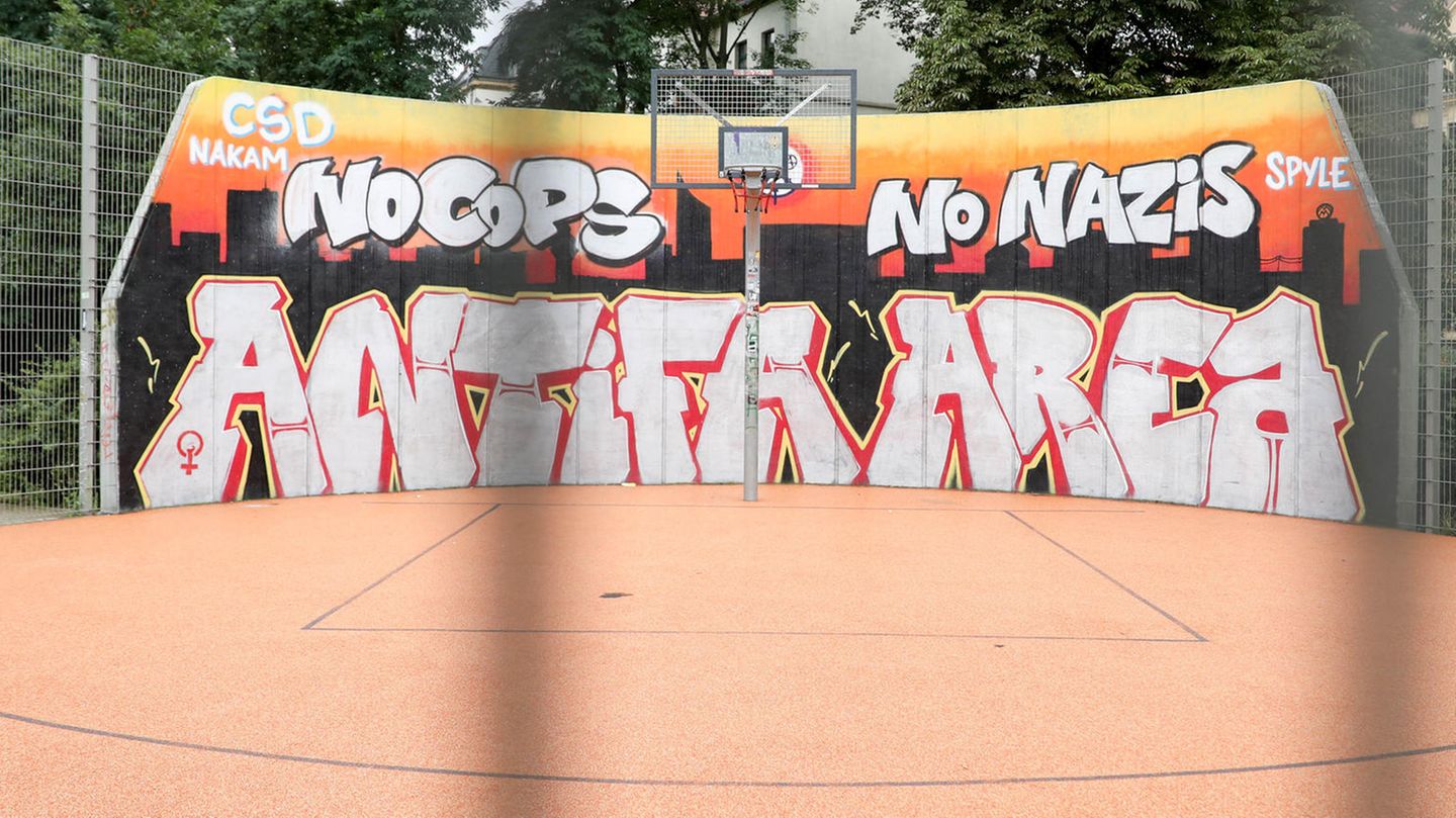 Um ein Anfifa-Grafitto in Leipzig-Connewitz liefern sich Polizei und linke Aktivisten ein Katz-und-Maus-Spiel