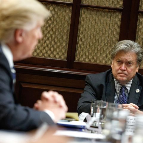 Nicht mehr zusammen im selben Haus, aber noch auf der selben Seite? US-Präsident Donald Trump und Stephen Bannon (r.)