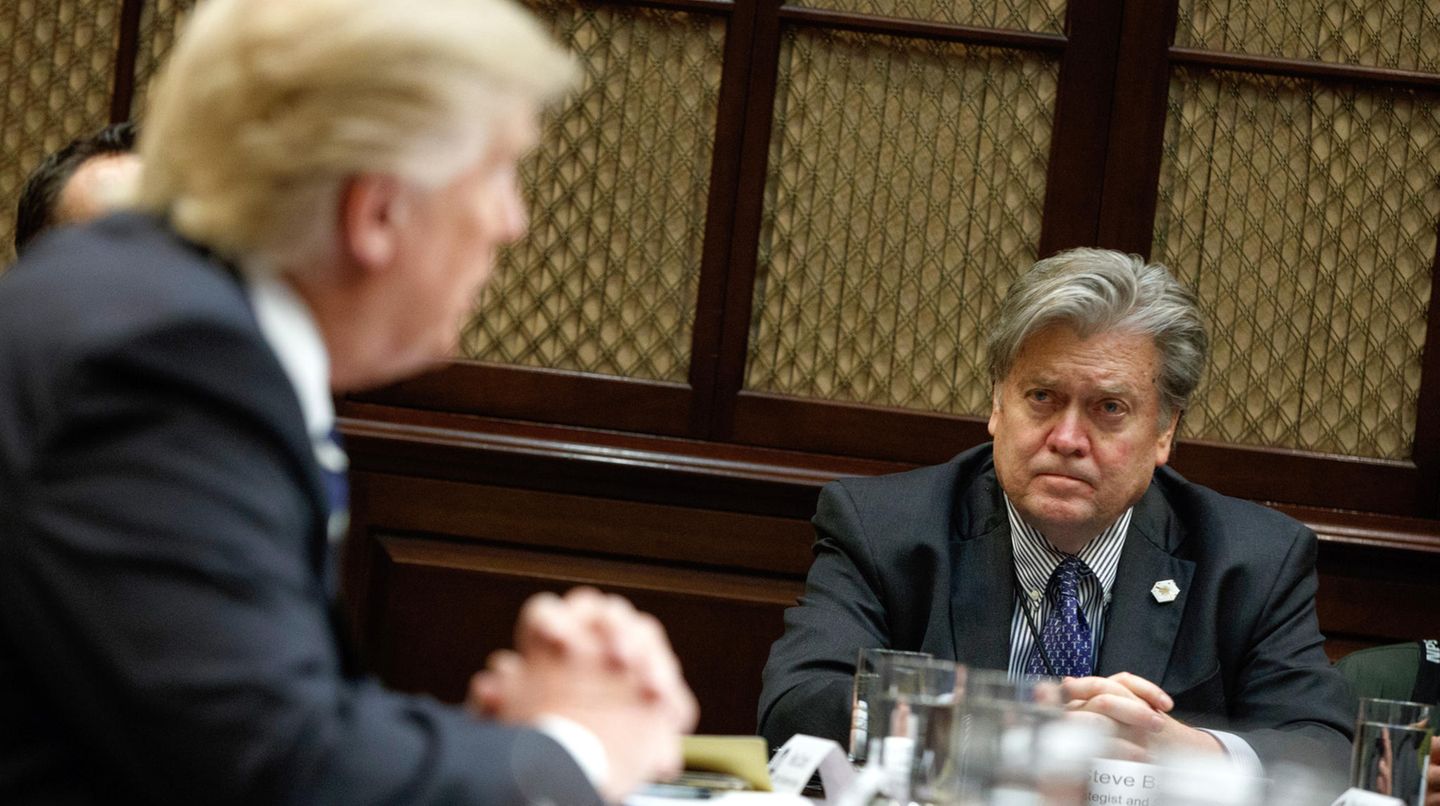 Niet meer dan dat in je eigen huis, maar ook aan je eigen kant?  De Amerikaanse president Donald Trump en Stephen Bannon (r.)