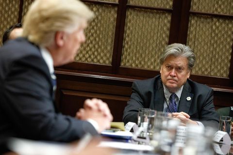 Nicht mehr zusammen im selben Haus, aber noch auf der selben Seite? US-Präsident Donald Trump und Stephen Bannon (r.)