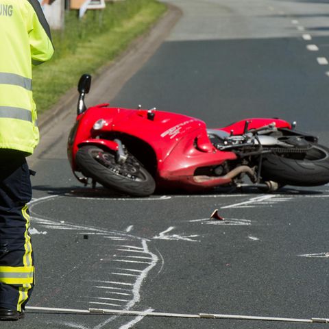 Nach Unfall: Statt zu helfen: Gaffer filmt sterbenden Motorradfahrer und behindert Notärzte