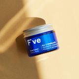 Erstes Produkt im Test: Shea Cream Face & Body  Das steckt drin: Sheabutter, Jojobaöl, Arganöl und ätherisches Neroliöl (alle in Bio-Qualität). Außerdem Vitamin E, das als Radikalfänger dienen soll. Die Hautpflege soll den Feuchtigkeitshaushalt der Haut regulieren, die Haut beruhigen, Juckreiz lindern und glättend wirken.    So wird es angewendet: Die Creme eignet sich laut Hersteller für Gesicht, Körper und Hände. Die Creme ist recht ergiebig und sollte sparsam auf die feuchte Haut aufgetragen werden. In Kombination mit Feuchtigkeit zieht sie angeblich besser ein.  So schneidet das Produkt im Test ab: Die Textur der Creme ist erwartungsgemäß schwer, aber schön cremig. Der Duft der Creme ist süß, leicht herb und erinnert an Baumharz. In jedem Fall ein Duft, der sich angenehm vom Kosmetik-Allerlei abhebt. Als Nachtpflege ist die Creme perfekt, sie zieht gut ein und die Haut fühlt sich am kommenden Morgen schön weich an. Als Tagespflege dürfte sie mancher Anwenderin zu schwer und reichhaltig sein.  Das soll es kosten: 22,90 Euro für 50 Milliliter  Fazit: Sicher eine gute Pflege für trockene Haut, besonders in der kalten Jahreszeit. Wer zu fettiger Haut neigt, sollte entsprechend sparsam mit der Creme umgehen. Toller Duft.