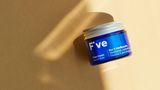 Erstes Produkt im Test: Shea Cream Face & Body  Das steckt drin: Sheabutter, Jojobaöl, Arganöl und ätherisches Neroliöl (alle in Bio-Qualität). Außerdem Vitamin E, das als Radikalfänger dienen soll. Die Hautpflege soll den Feuchtigkeitshaushalt der Haut regulieren, die Haut beruhigen, Juckreiz lindern und glättend wirken.    So wird es angewendet: Die Creme eignet sich laut Hersteller für Gesicht, Körper und Hände. Die Creme ist recht ergiebig und sollte sparsam auf die feuchte Haut aufgetragen werden. In Kombination mit Feuchtigkeit zieht sie angeblich besser ein.  So schneidet das Produkt im Test ab: Die Textur der Creme ist erwartungsgemäß schwer, aber schön cremig. Der Duft der Creme ist süß, leicht herb und erinnert an Baumharz. In jedem Fall ein Duft, der sich angenehm vom Kosmetik-Allerlei abhebt. Als Nachtpflege ist die Creme perfekt, sie zieht gut ein und die Haut fühlt sich am kommenden Morgen schön weich an. Als Tagespflege dürfte sie mancher Anwenderin zu schwer und reichhaltig sein.  Das soll es kosten: 22,90 Euro für 50 Milliliter  Fazit: Sicher eine gute Pflege für trockene Haut, besonders in der kalten Jahreszeit. Wer zu fettiger Haut neigt, sollte entsprechend sparsam mit der Creme umgehen. Toller Duft.