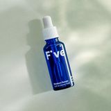 Viertes Produkt im Test: Moisture Serum - Soft & Glossy Hair  Das steckt drin: Squalan-Öl aus Oliven und ätherisches Neroliöl (bio). Die Öle sollen als natürlicher Ersatz für Silikone dienen, und das Haar geschmeidig und glänzend pflegen.  So wird es angewendet: Drei bis vier Tropfen in die Hand geben und im handtuchtrockenem Haar verteilen.  So schneidet das Produkt im Test ab: Schnelle Anwendung, schnelle Ergebnisse. Das Öl lässt das Haar schön glänzen und verleiht ihm Textur.   Das soll es kosten: 29,90 Euro für 30 Milliliter  Fazit: Ein schönes, weil einfaches und effizientes Produkt. Der Preis ist allerdings happig.