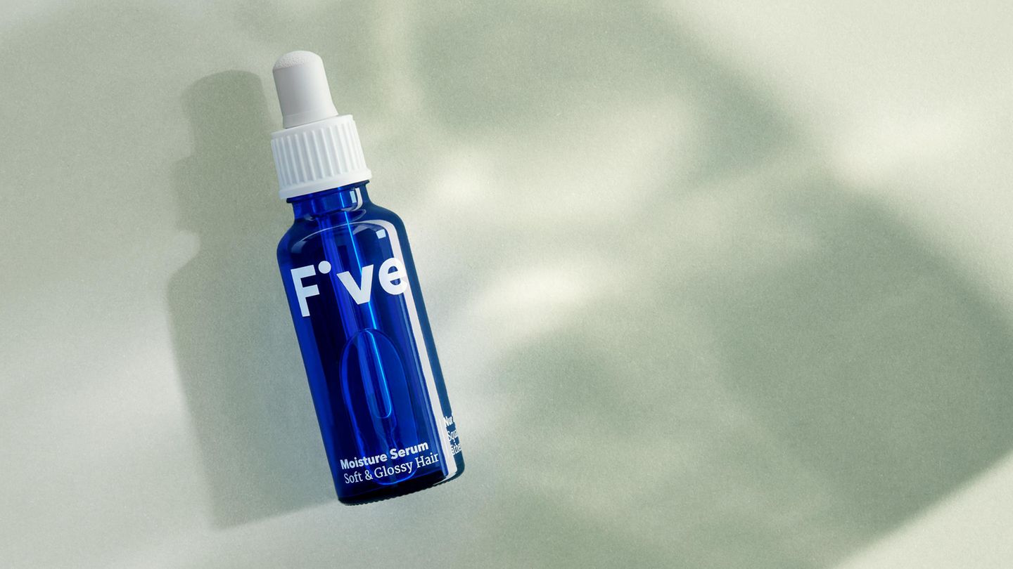 Viertes Produkt im Test: Moisture Serum - Soft & Glossy Hair  Das steckt drin: Squalan-Öl aus Oliven und ätherisches Neroliöl (bio). Die Öle sollen als natürlicher Ersatz für Silikone dienen, und das Haar geschmeidig und glänzend pflegen.  So wird es angewendet: Drei bis vier Tropfen in die Hand geben und im handtuchtrockenem Haar verteilen.  So schneidet das Produkt im Test ab: Schnelle Anwendung, schnelle Ergebnisse. Das Öl lässt das Haar schön glänzen und verleiht ihm Textur.   Das soll es kosten: 29,90 Euro für 30 Milliliter  Fazit: Ein schönes, weil einfaches und effizientes Produkt. Der Preis ist allerdings happig.