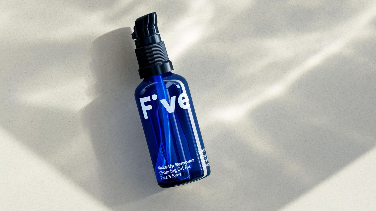 "Five Skincare" aus der "Höhle der Löwen" im Test Drittes Produkt im Test: Make-Up Remover - Cleansing Oil for Face & Eyes Das steckt drin: Mandelöl, Jojobaöl, Aprikosenkernöl und ätherisches Neroliöl (alle in Bio-Qualität), außerdem Vitamin E. Soll bei sensibler und trockener Haut helfen, reinigend wirken und die Haut glätten. So wird es angewendet: Wenige Tropfen auf die trockene Gesichtshaut geben, einmassieren und mit einem feuchten Wattepad abnehmen. So schneidet das Produkt im Test ab: Wir haben das Produkt zum Abschminken benutzt. Mascara und Lidstrich hat der Make-Up Entferner problemlos entfernt. Reste des Öls bleiben nach dem Abtrocknen auf der Haut, ein Eincremen ist nicht mehr nötig. Das soll es kosten: 19,90 Euro für 50 Milliliter Fazit: Riecht süß-holzig und ähnelt dem Duft der Shea Cream. Pflegt reichhaltig - ein gutes 2-in-1-Produkt.
