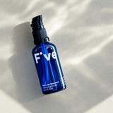 Drittes Produkt im Test: Make-Up Remover - Cleansing Oil for Face & Eyes  Das steckt drin: Mandelöl, Jojobaöl, Aprikosenkernöl und ätherisches Neroliöl (alle in Bio-Qualität), außerdem Vitamin E. Soll bei sensibler und trockener Haut helfen, reinigend wirken und die Haut glätten.  So wird es angewendet: Wenige Tropfen auf die trockene Gesichtshaut geben, einmassieren und mit einem feuchten Wattepad abnehmen.  So schneidet das Produkt im Test ab: Wir haben das Produkt zum Abschminken benutzt. Mascara und Lidstrich hat der Make-Up Entferner problemlos entfernt. Reste des Öls bleiben nach dem Abtrocknen auf der Haut, ein Eincremen ist nicht mehr nötig.   Das soll es kosten: 19,90 Euro für 50 Milliliter  Fazit: Riecht süß-holzig und ähnelt dem Duft der Shea Cream. Pflegt reichhaltig - ein gutes 2-in-1-Produkt.