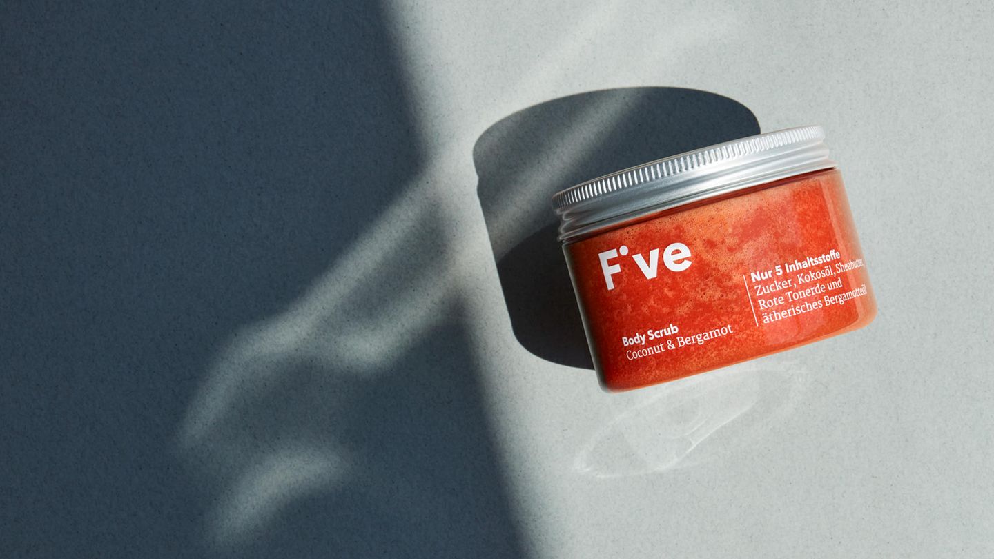 Zweites Produkt im Test: Body Scrub Coconut & Bergamot  Das steckt drin: Zucker, Kokosöl, Sheabutter (alle in Bio-Qualität), außerdem Rote Tonerde und ätherisches Bergamotteöl. Das Peeling reinigt die Haut von abgestorbenen Hautschüppchen, pflegt und hinterlässt ein glattes Hautgefühl.    So wird es angewendet: Das Peeling 1- bis 2-mal in der Woche auf die Haut auftragen, einmassieren und mit Wasser abspülen.  So schneidet das Produkt im Test ab: Der erste Eindruck ist gut - tolle Farbe, toller Geruch. Der Duft erinnert an Strandurlaub, schön süß, leicht herb. Die Zuckerkristalle sollen Hautschüppchen lösen und sind recht kantig, daher nicht zu viel Druck ausüben. Nach dem Abspülen mit Wasser bleibt ein rötlicher Fett-Film auf der Haut zurück, der beim Abtrocknen verschwindet. Besser kein weißes Handtuch verwenden!  Das soll es kosten: 22,90 Euro für 150 Gramm  Das Fazit: Ausgesprochen guter Duft, die Anwendung macht Spaß. Pflegt reichhaltig. Der Zucker könnte aber etwas feiner sein.