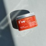 Zweites Produkt im Test: Body Scrub Coconut & Bergamot  Das steckt drin: Zucker, Kokosöl, Sheabutter (alle in Bio-Qualität), außerdem Rote Tonerde und ätherisches Bergamotteöl. Das Peeling reinigt die Haut von abgestorbenen Hautschüppchen, pflegt und hinterlässt ein glattes Hautgefühl.    So wird es angewendet: Das Peeling 1- bis 2-mal in der Woche auf die Haut auftragen, einmassieren und mit Wasser abspülen.  So schneidet das Produkt im Test ab: Der erste Eindruck ist gut - tolle Farbe, toller Geruch. Der Duft erinnert an Strandurlaub, schön süß, leicht herb. Die Zuckerkristalle sollen Hautschüppchen lösen und sind recht kantig, daher nicht zu viel Druck ausüben. Nach dem Abspülen mit Wasser bleibt ein rötlicher Fett-Film auf der Haut zurück, der beim Abtrocknen verschwindet. Besser kein weißes Handtuch verwenden!  Das soll es kosten: 22,90 Euro für 150 Gramm  Das Fazit: Ausgesprochen guter Duft, die Anwendung macht Spaß. Pflegt reichhaltig. Der Zucker könnte aber etwas feiner sein.