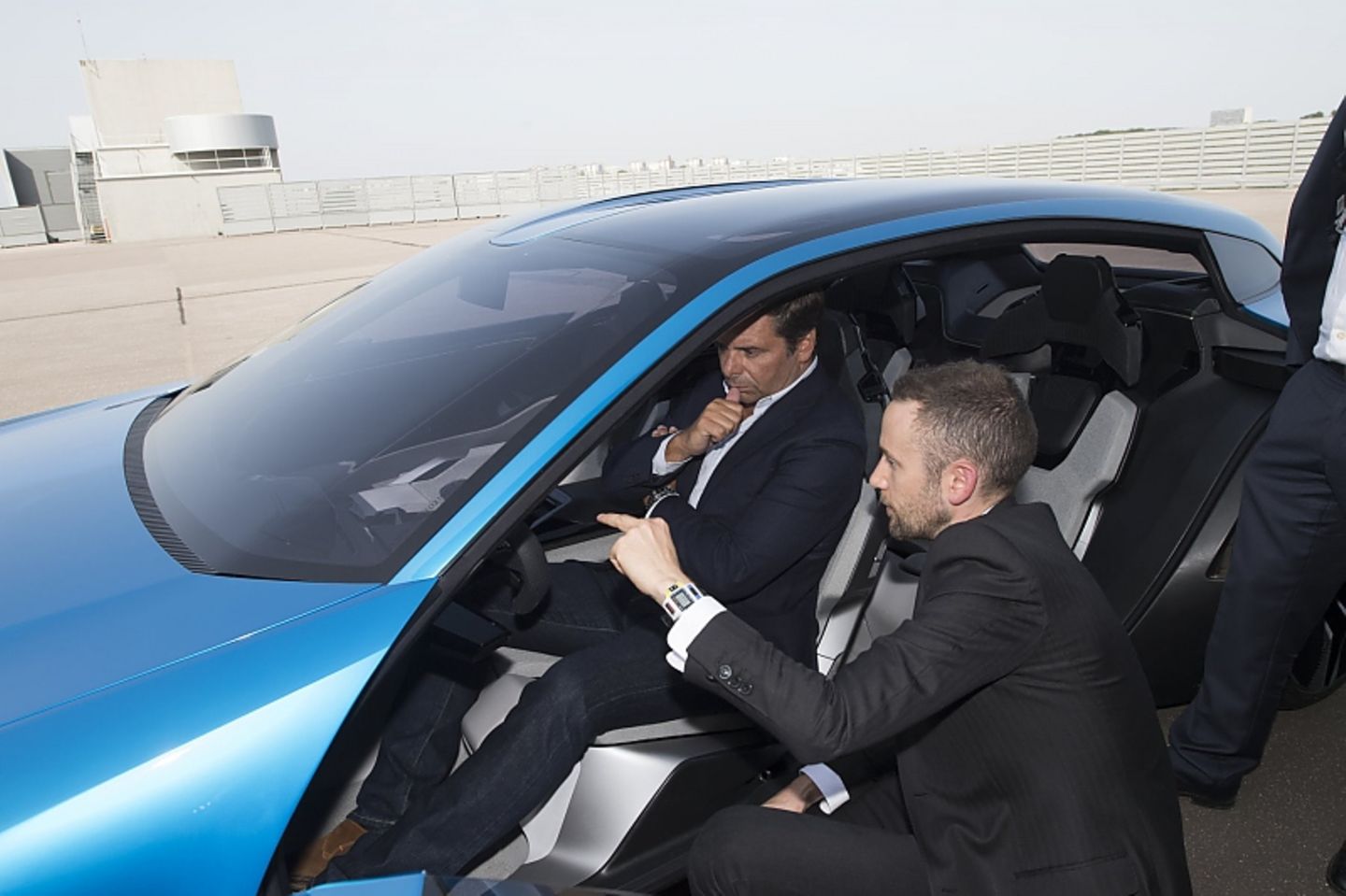 Peugeot Instinct Concept - Matthias Hossann erklärt Joaquim Oliveira das Fahrzeug