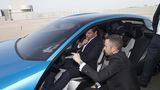 Peugeot Instinct Concept - Matthias Hossann erklärt Joaquim Oliveira das Fahrzeug